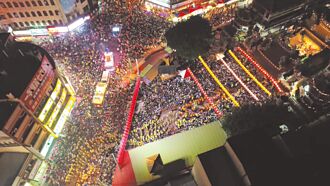 大甲媽遶境起駕 逾千警民維安