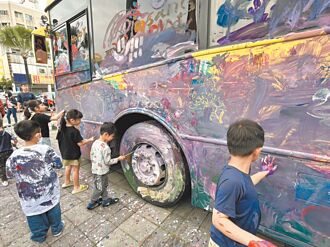 歡樂兒童節  屏東小朋友嗨玩縣府  20萬人湧進高雄衛武營