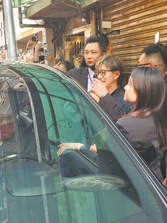 木村台北踩街 掀手機海奇觀