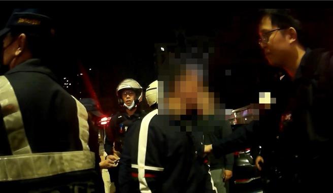 高雄楠梓区爆发当街斗殴案，警方出动快打警力到场，并将涉案的2男1女带回警局。（画面翻摄／纪爰高雄传真）