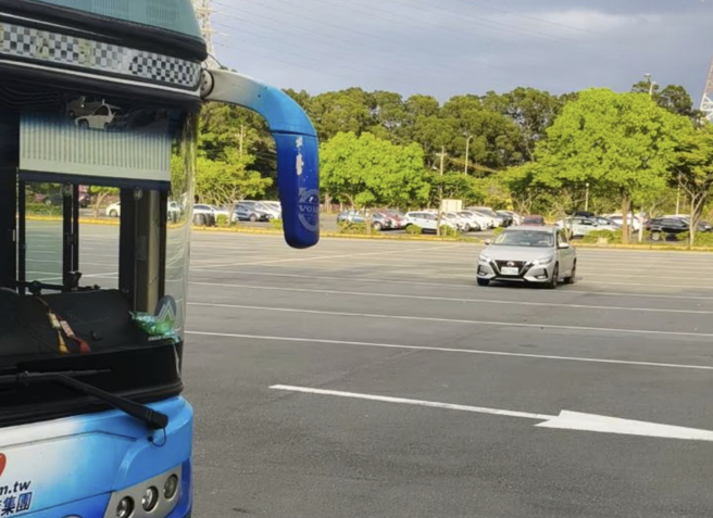 一辆银色轿车在六福村停车场飙车、甩尾，吓得游客赶紧报警。(图／取自Threads)