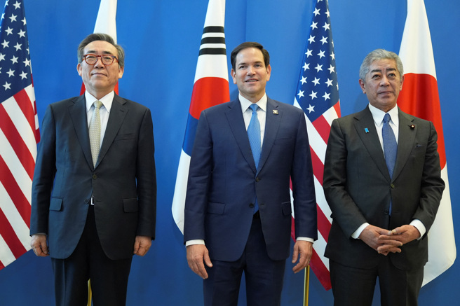 韓國外交部長趙兌烈（左起）、美國國務卿盧比歐、日本外務大臣岩屋毅，3 日於布魯塞爾北約總部舉行會談。（路透）