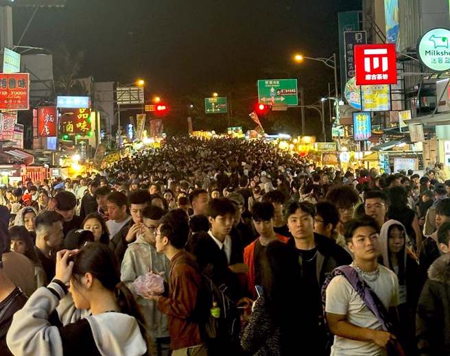 「台湾祭」昨天在垦丁盛大登场，晚上垦丁大街挤爆人潮。（网友授权提供）