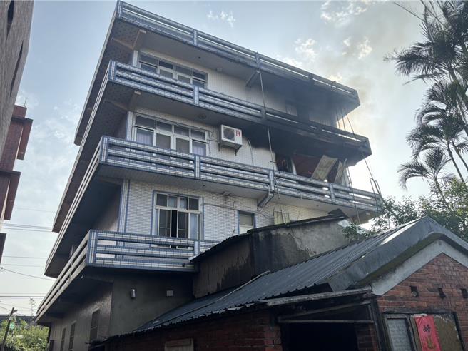 桃园市平镇区金陵路七段上的1栋5层楼民宅，4日上约7时30分许午第3、4层突起火，一度传出1名约30岁的女性受困屋内，消防人员获报立即到场布水线灌救，幸该女子已在火势更猛烈前自行脱困。（翻摄照片／廖姮玥桃园传真）