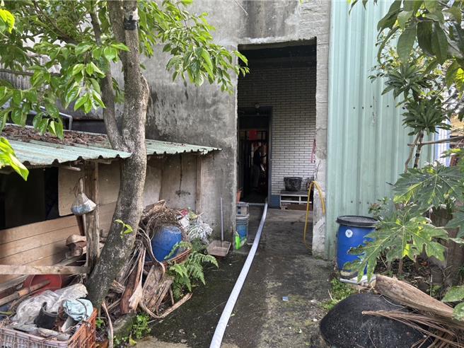 桃园市平镇区金陵路七段上的1栋5层楼民宅，4日上约7时30分许午第3、4层突起火，一度传出1名约30岁的女性受困屋内，消防人员获报立即到场布水线灌救，幸该女子已在火势更猛烈前自行脱困。（翻摄照片／廖姮玥桃园传真）