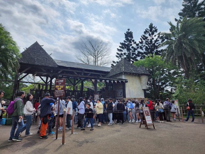 六福村推出未成年免费活动吸引人潮，但却有大批未成年者在闭园后缺乏离开方式，引起讨论。（图／翻摄自六福村脸书）