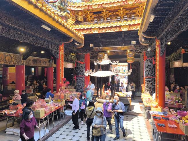 不少信徒提早前往参拜。（李京升摄）