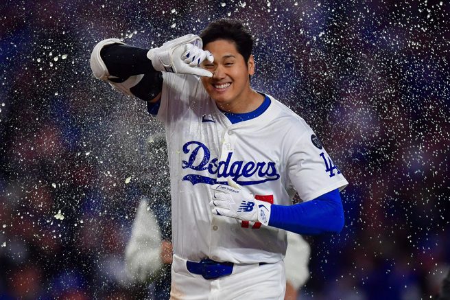 大谷翔平的新庆祝手势。 （路透）
