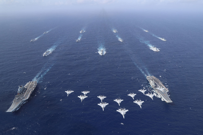 中美軍方近日開會，美方稱會議聚焦減少共軍艦飛機不安全行為。圖為中共海軍遼寧艦編隊。（新華社）