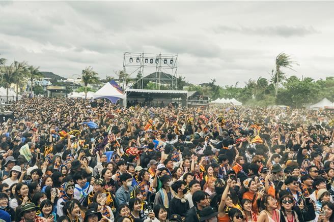 台湾祭开场瞬间达4万人次，一路嗨唱到晚间10点半，经中华电信统计，首日参与人数达到30万人次，创下歷年来新高。（屏东县政府提供／罗琦文屏东传真）