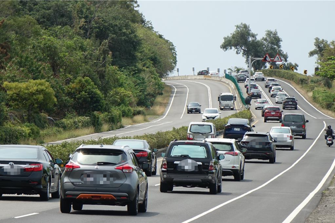 连假往垦丁车辆不断，屏东县警局统计，首日近5万车次。（罗琦文摄）