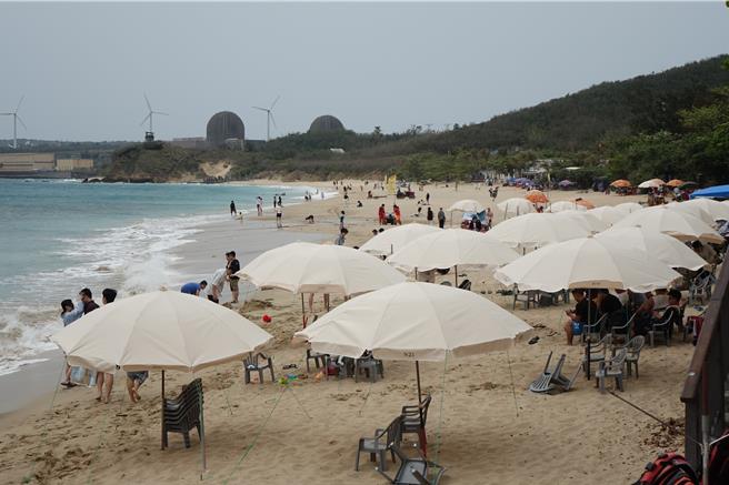 垦丁地区在连假涌进许多游客，图为垦丁南湾。（罗琦文摄）