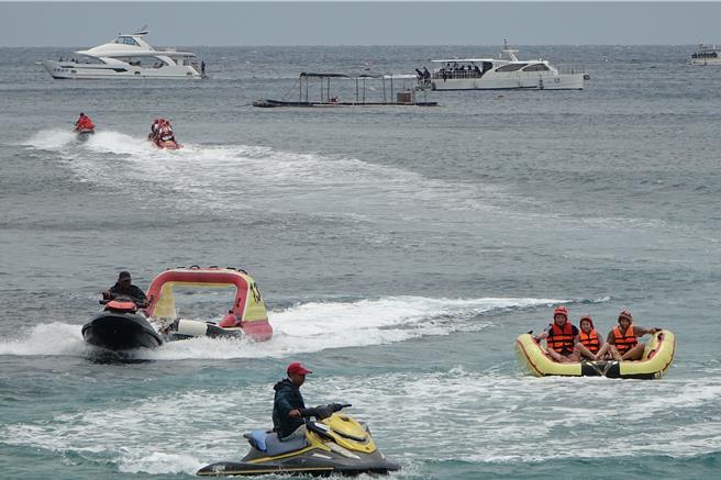 垦丁南湾连假有许多游客在海上戏水。（罗琦文摄）