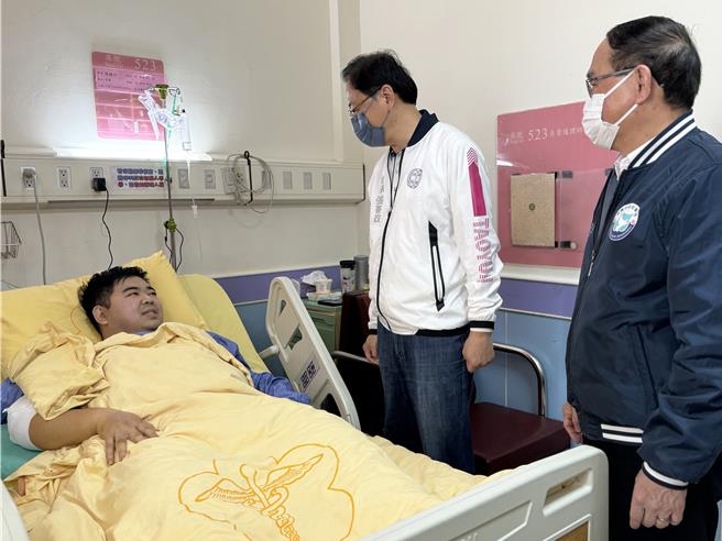 桃园市长张善政与警察局长吴坤旭4日前往国军桃园总医院慰问3名英勇追捕毒贩而受伤的员警。（桃园市府提供／廖姮玥桃园传真）