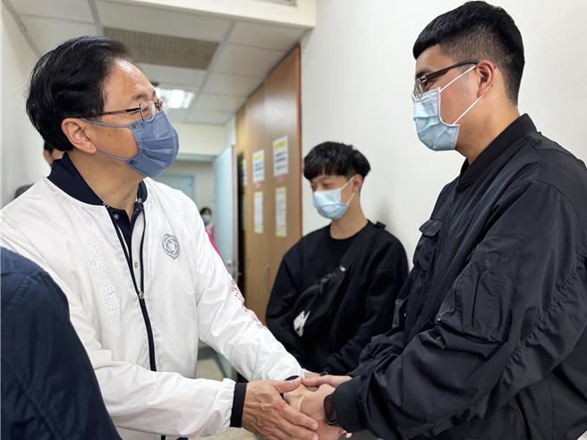 桃园市长张善政与警察局长吴坤旭4日前往国军桃园总医院慰问3名英勇追捕毒贩而受伤的员警。（桃园市府提供／廖姮玥桃园传真）