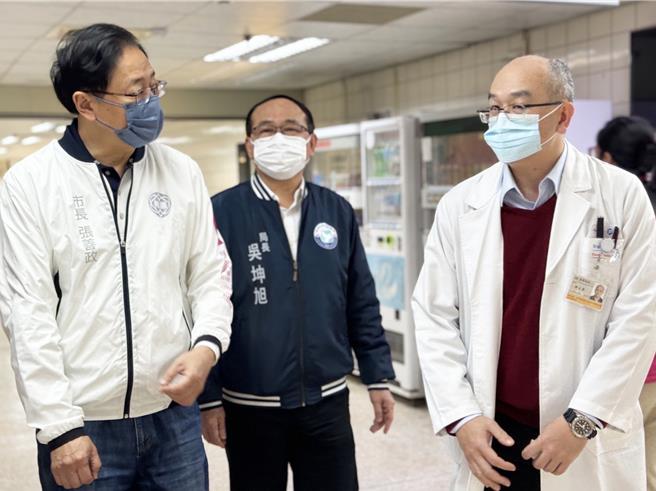 桃园市长张善政与警察局长吴坤旭4日前往国军桃园总医院慰问3名英勇追捕毒贩而受伤的员警。（桃园市府提供／廖姮玥桃园传真）