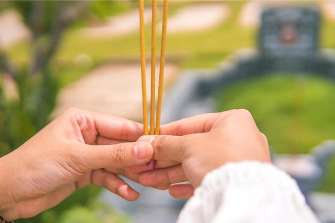 清明祭祖時節，大陸部分地區因地勢特殊，祭拜得像野外生存一般險峻，甚至近年還用上無人機、GPS等科技輔助。（示意圖：Shutterstock／達志）