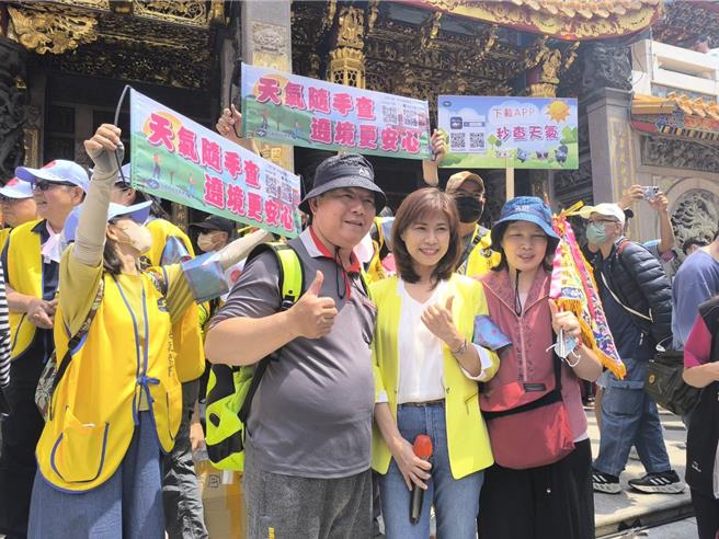 资深预报员伍婉华在现场播报新闻。（李京升摄）