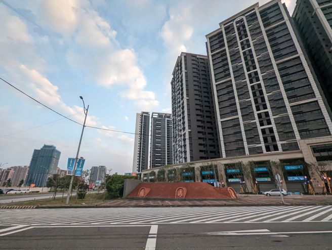 桃园市龟山区房价逼近6字头。(图/叶思含)