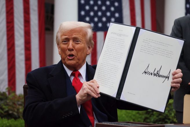 美国总统川普政府宣布对等关税，台湾将被课32％的高关税，各界忧心将严重衝击国内经济。（图/路透）