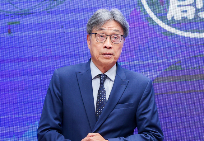 农业部长陈骏季4日在行政院举行的「因应美国关税，我国出口供应链支持方案」记者会。农业部分将有金融支持、竞争力及产业支持，并投入180亿元。（姚志平摄）