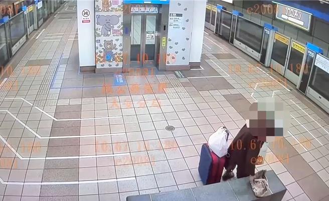 警方查获张男侵占遗失的手提包。（翻摄照片／林郁平台北传真）