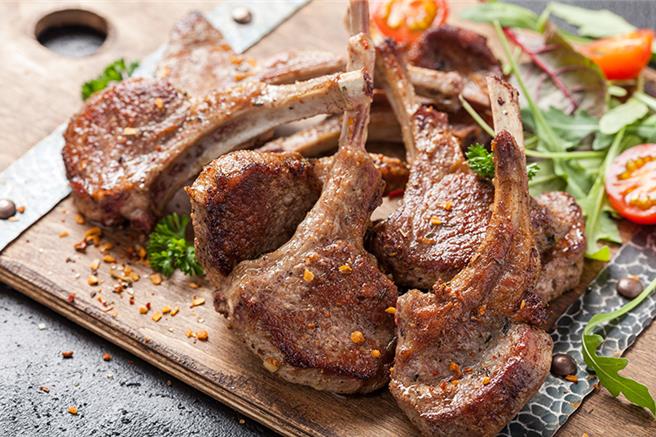 「印度美食节」特色料理「勒克瑙羊排」，以多种香料和优格腌制，烧烤至外焦里嫩，浓郁香气，深受南洋美食爱好者的喜爱。（图／台南远东香格里拉）