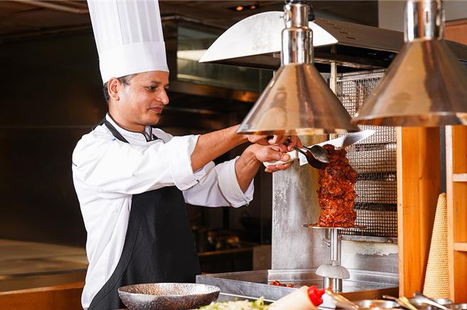 「印度美食节」由印度籍主厨Akbeer Singh以正宗印度传统手艺，融合南洋风味香料，呈现一场独具异国风情的美馔飨宴。（图／台南远东香格里拉）