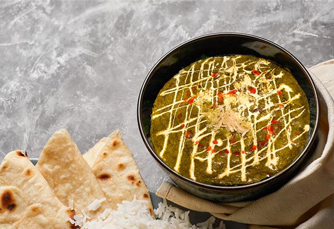 「菠菜奶酪」将嫩滑茅屋乳酪搭配浓郁菠菜酱，口感细致丰富，在印度常用来搭配烤饼或米饭食用。（图／台南远东香格里拉）