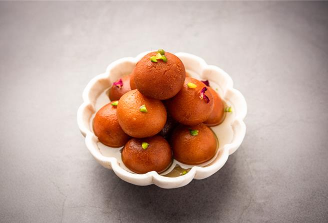 「印度美食节」特色料理之一的「玫瑰露炸奶球」，浸泡在玫瑰糖浆的炸奶球，香中带甜、甜而不腻。（图／台南远东香格里拉）