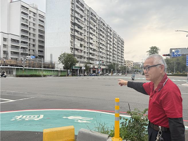 高雄苓雅區中正一路、五福一路與凱旋路交叉口，有民眾指出斑馬線過長、綠燈秒數不足，安祥里里長董輝章建議，可在中間設置安全島讓行人分2段式通過。（紀爰攝）