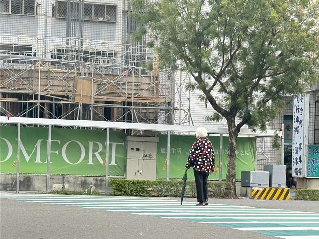 該路口周邊住宅區多為銀髮族，民眾盼斑馬線中間能設置安全島，讓行人分2段式通過，避免「走不完」狀況。（紀爰攝）