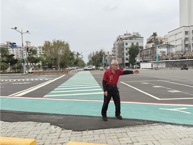 除了斑馬線過長問題，安祥里里長董輝章也發現，路口旁轉彎處的人行道太靠近車道，會造成用路人危險。（紀爰攝）