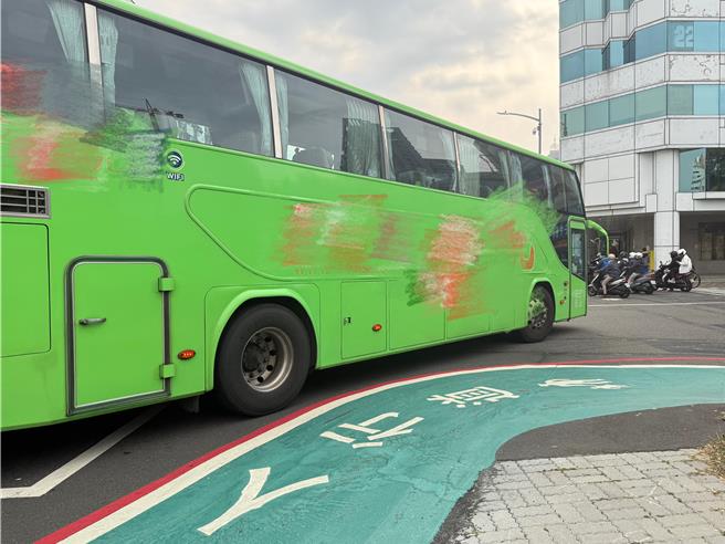 高雄苓雅區中正一路與凱旋路的轉彎處，大型車通過時，除了要顧及後輪是否壓到人行道，也要同時小心前方待轉區機車騎士的安危。（紀爰攝）