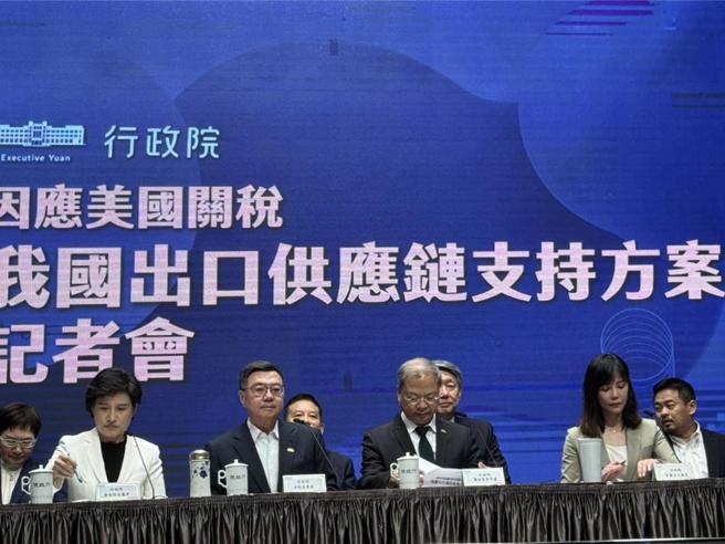 行政院长卓荣泰率部会首长召开记者会。图／吕晏慈摄