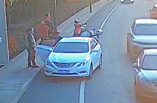 大陆有男子开车发现路边围一堆人，并有老奶奶挥手求救，没想到他一下车要帮忙救人时，竟然发现昏迷的女子是他老婆。（图／翻摄自微博）