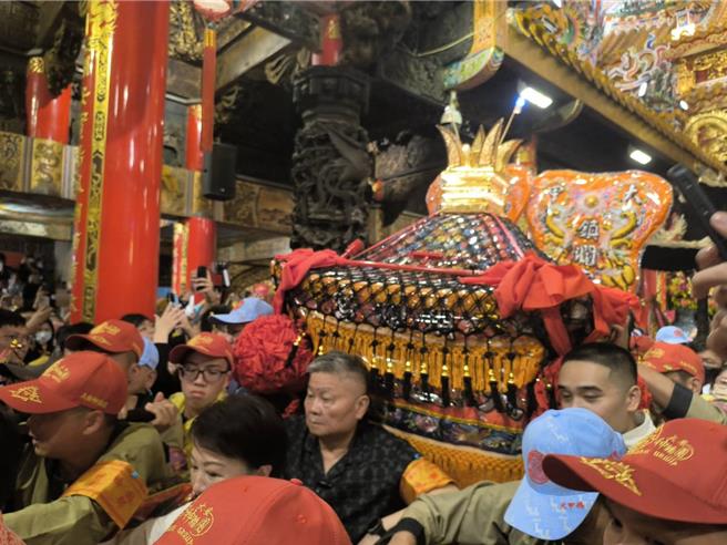 大甲妈祖起驾出发。（李京升摄）