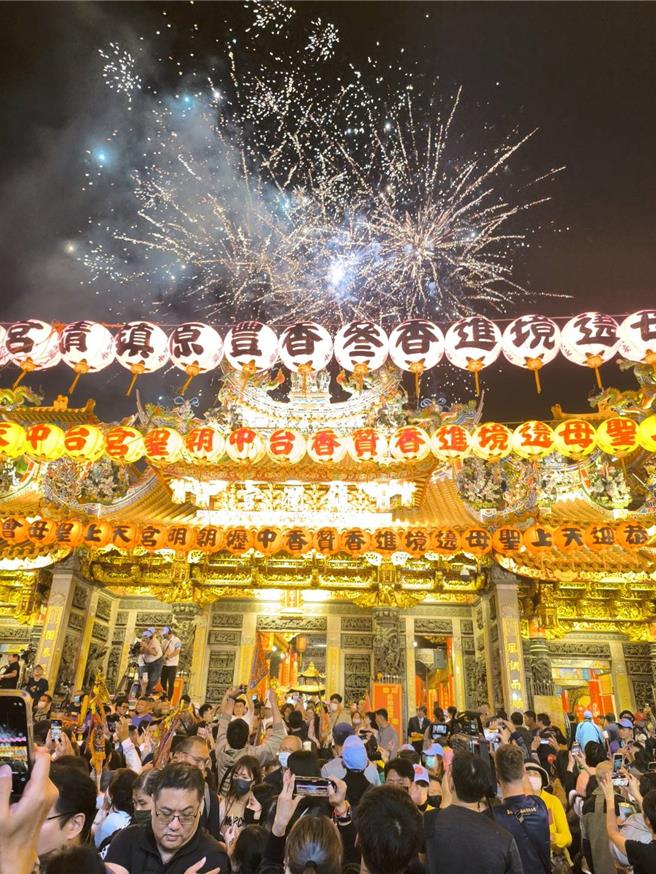 大甲妈祖出发，场面热闹不已。（李京升摄）