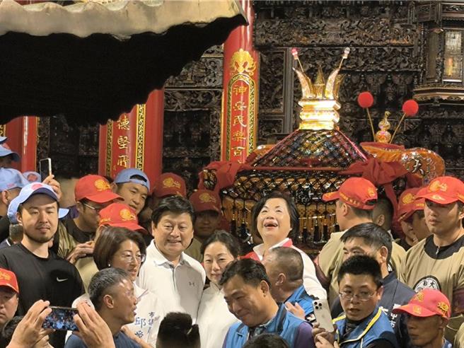 国民党立院党团总召傅昆萁、其妻花莲县长徐榛蔚低调现身。（李京升摄）