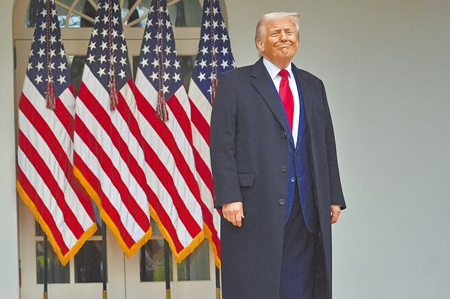 美國總統川普宣布對等關稅，對台灣而言，對比每天綠營側翼狂刷仇中芒果乾牌，對等關稅才是迫在眉睫的國安危機。（美聯社）