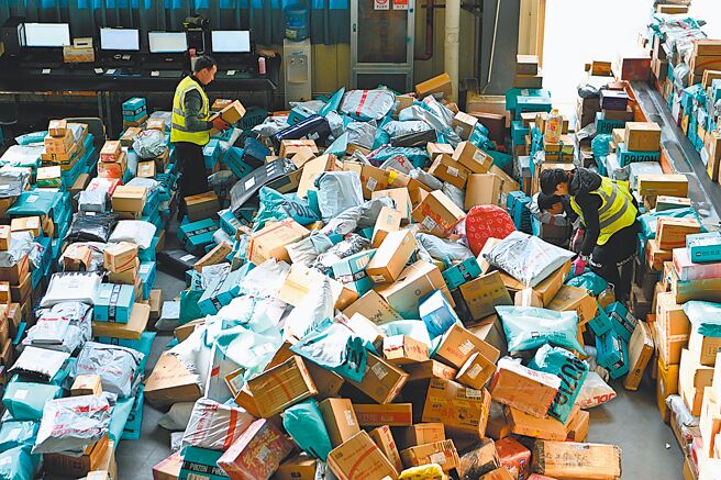 分析人士認為，美國取消包裹小額關稅豁免，將削弱大陸電商的全球競爭力。（中新社）