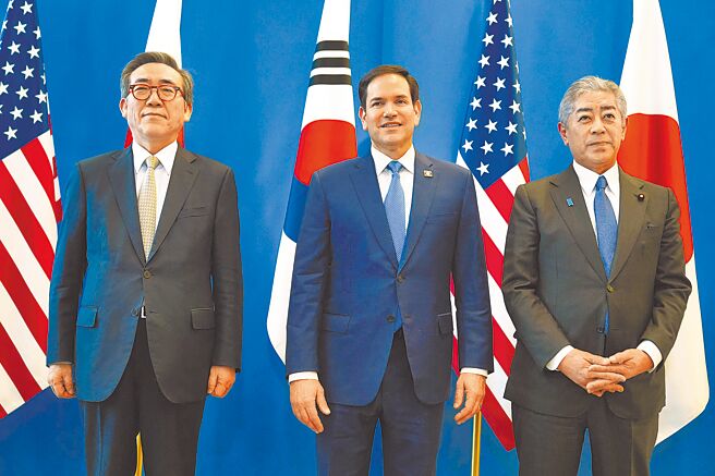 美國總統川普2日宣布將對所有輸入美國的產品徵收10％的「基準關稅」，以及更高的「對等關稅」細節。（路透）