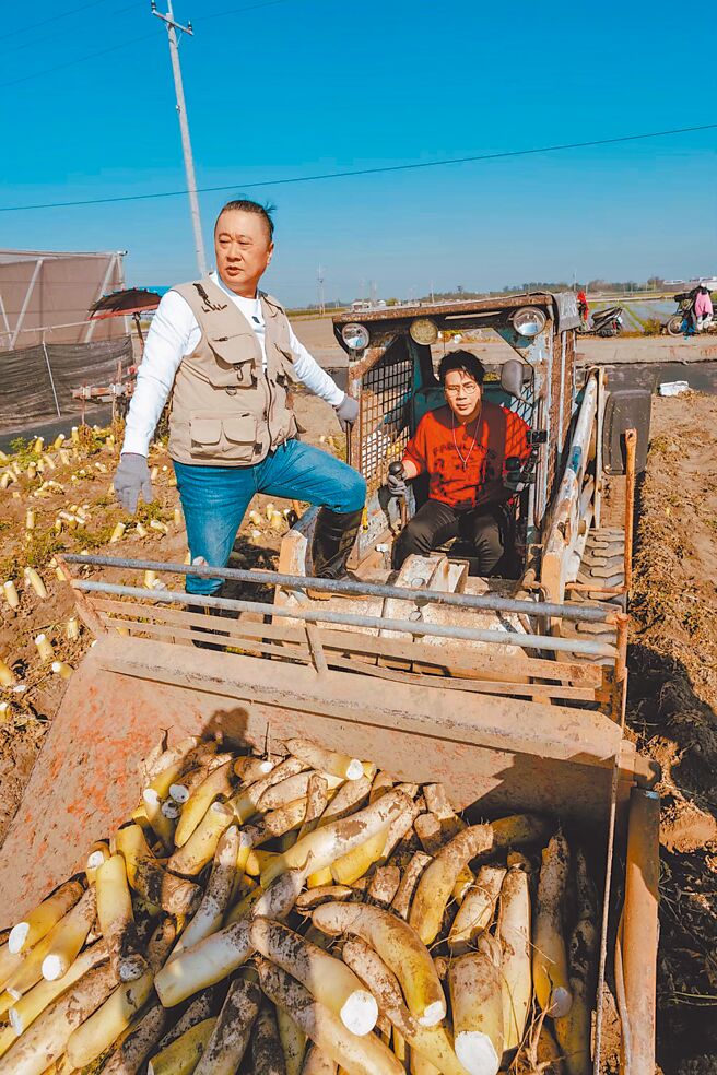 邰智源（左）、邵大伦在嘉义体验做菜脯。（公视台语台提供）