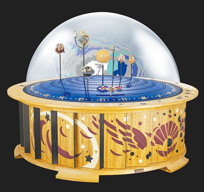 梵克雅宝Planetarium自动机械装置，以珠宝工艺和制表技术呈现太阳系行星绕着太阳运转的壮丽景致。（Van Cleef & Arpels提供）