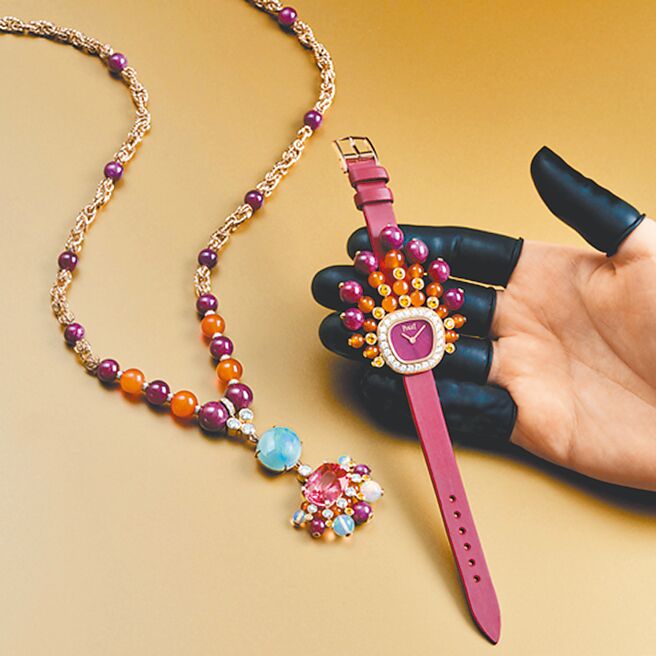 伯爵Swinging Sautoir项炼，透过精巧的拆换设计功能，可变化成为项炼珠宝与手鐲腕表。（PIAGET提供）