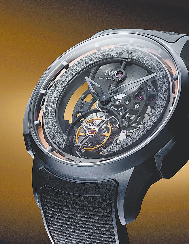 IWC大型飞行员镂空陀飞轮「ShockAbsorber XPL」腕表，首度专利避震系统运用在陀飞轮的防震保护上。（CARTIER提供）
