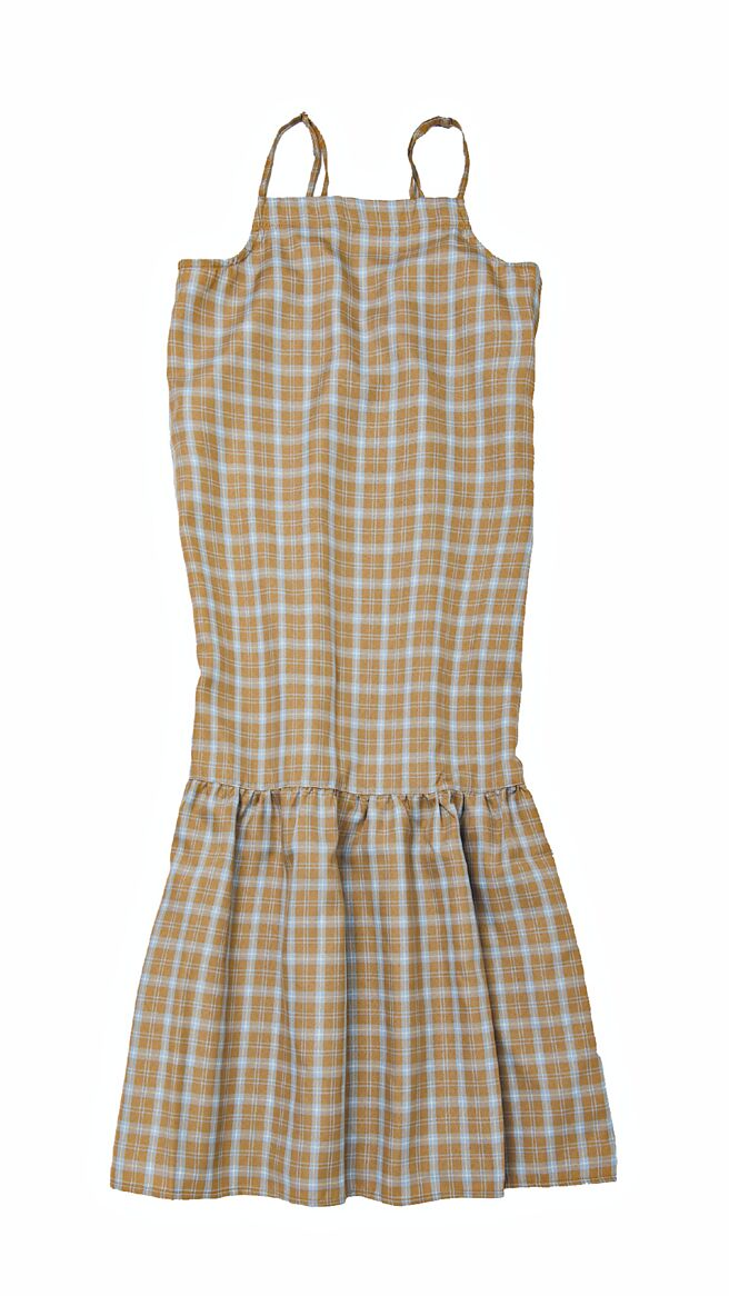 林口三井OUTLET推「earth music & ecology甜美蓬松吊带洋装」，原价3190元、优惠价1590元。（三井提供）