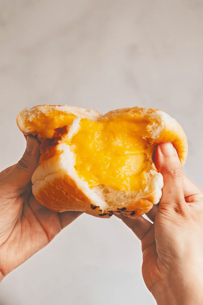 平日限定的内用吃到饱限时放题，每人399元享90分钟吃到饱，可畅食18款人气麵包与7款饮品。（嵜本生吐司提供）