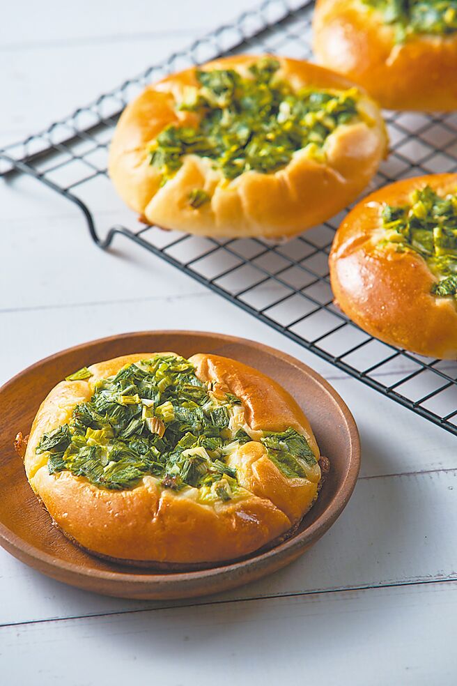 为了呼应台湾消费者熟悉的味道，业者新推出「嵜本葱花包」致敬本地经典，单颗58元，4入199元。（嵜本生吐司提供）