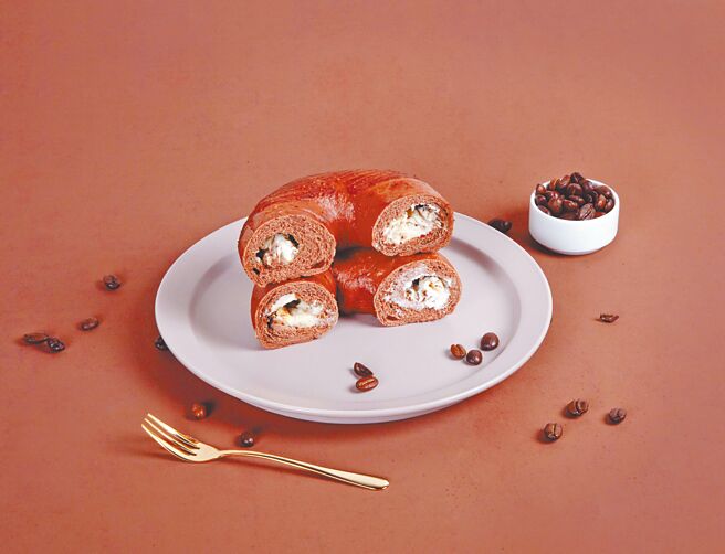 「提拉米苏贝果」从麵包体到内馅，重现提拉米苏苦甜交织、甜而不腻的风味。（好丘提供）